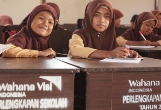 Kursi dan Meja Baru untuk Sekolah Sementara Kami