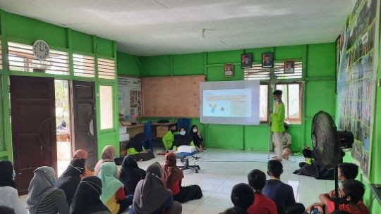 Terima Informasi Dasar Covid-19, Aang Rajin Mengganti Masker