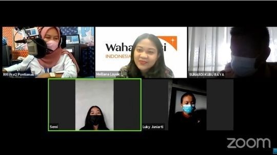 Berlatih Menjadi Penyiar untuk Menyuarakan Hak Anak