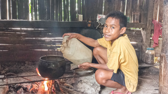 Apri, Seorang Anak yang Merawat Seluruh Keluarga