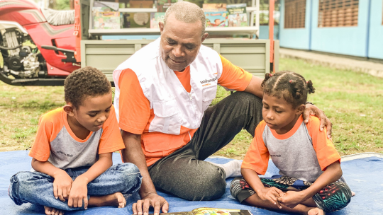 Gembira Menyambut Kehadiran Motor Pustaka di Desa