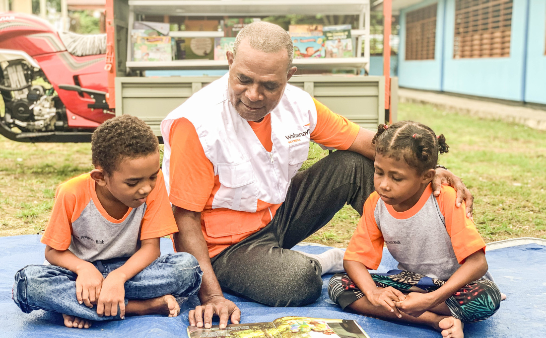 Gembira Menyambut Kehadiran Motor Pustaka di Desa