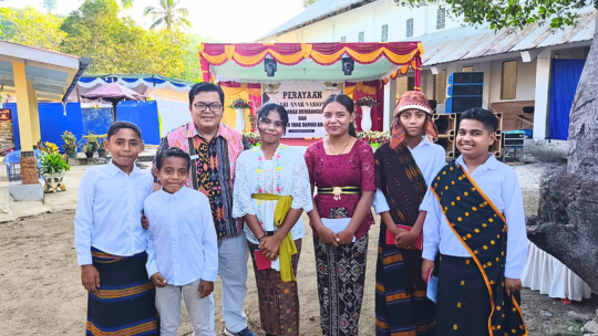 Figur Ayah di Rumah dan Bapak di Kantor